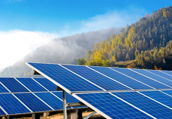 Солнечные батареи в горах — стоковое фото