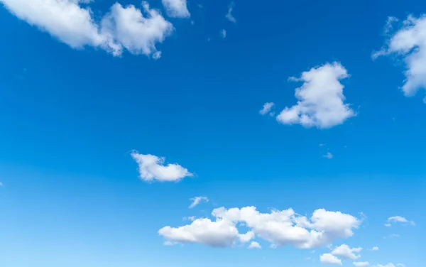 Céu azul e nuvens brancas Fotos De Bancos De Imagens Sem Royalties