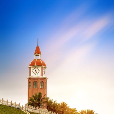 Deniz den antik çan kulesi