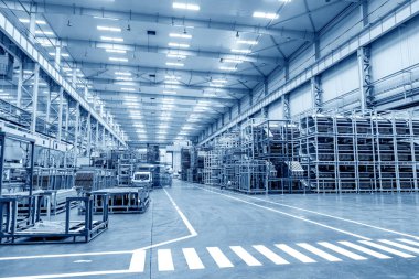 Otomobil fabrikası üretim atölyesi