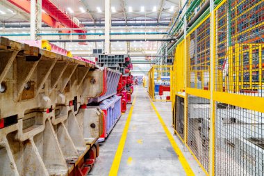 Otomobil fabrikası deposu