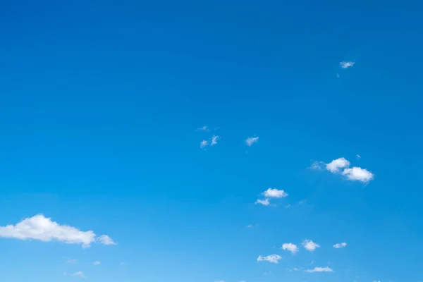 Cielo azul y nubes blancas — Foto de Stock