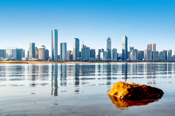 Panorama de la ciudad al anochecer — Foto de Stock