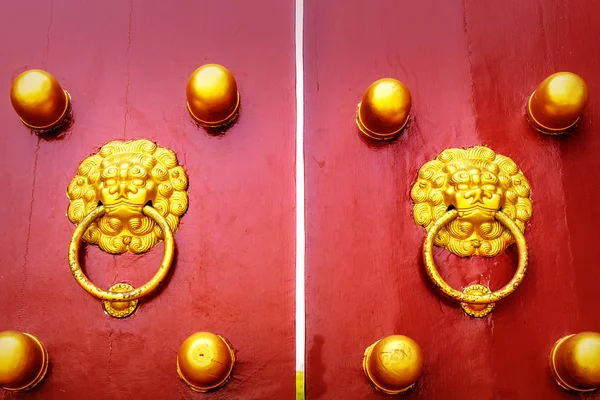 Frappeurs de porte dans le temple du ciel à Pékin Image En Vente
