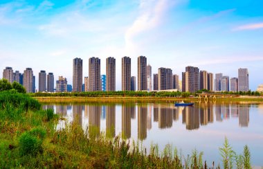 Nehir kıyısında yüksek katlı bina