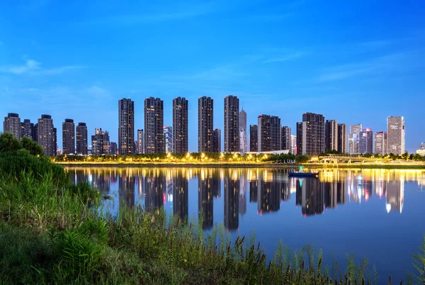 Edificio residencial junto al río — Foto de Stock