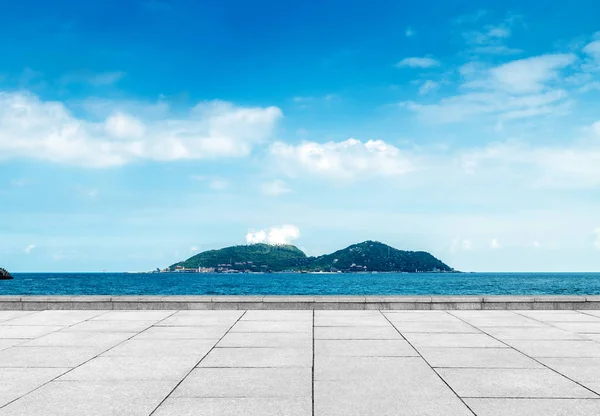 大理石のプラットフォームと小さな島 — ストック写真
