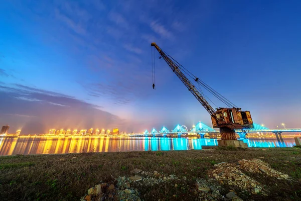 Kran på Waterfront Pier — Stockfoto