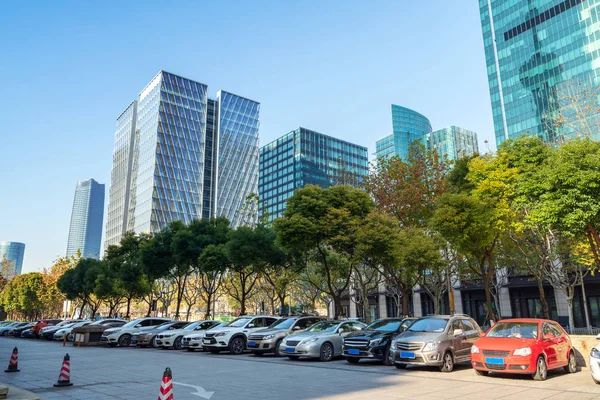 Coche aparcado en la plaza — Foto de Stock