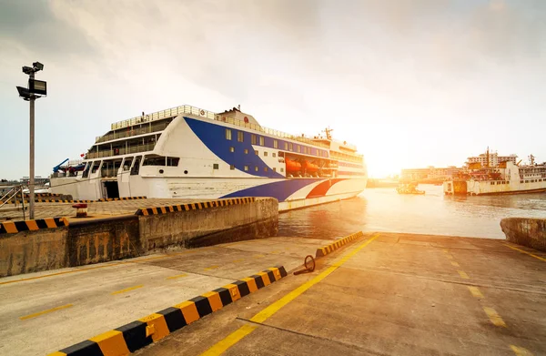 Grande navio de passageiros no cais Fotos De Bancos De Imagens Sem Royalties