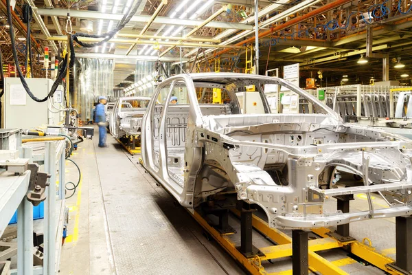 Pracownicy produkują samochody. — Zdjęcie stockowe