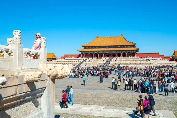 Tourists visit the Forbidden City — Stock Photo, Image