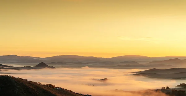 De manhã cedo em uma montanha — Fotografia de Stock