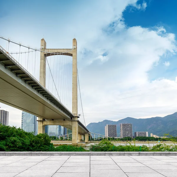 現代の橋と川 — ストック写真