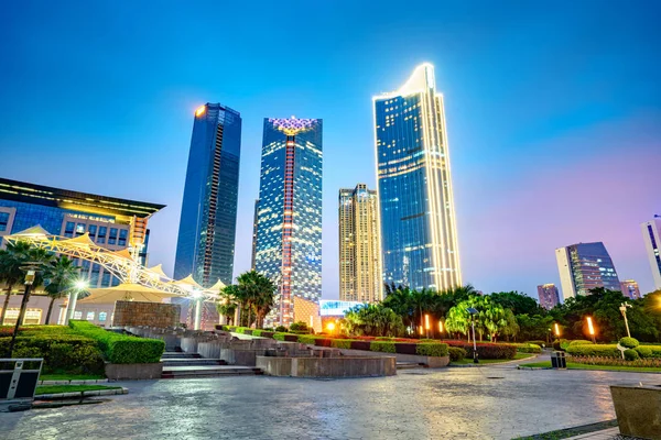 City square and skyscraper — Stock Photo, Image