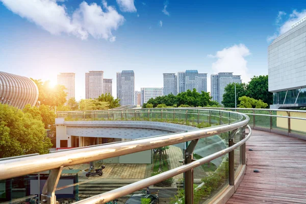 Hochhaus in moderner Stadt — Stockfoto