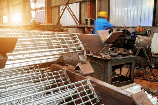 Los trabajadores están trabajando tornos Fotos de stock libres de derechos