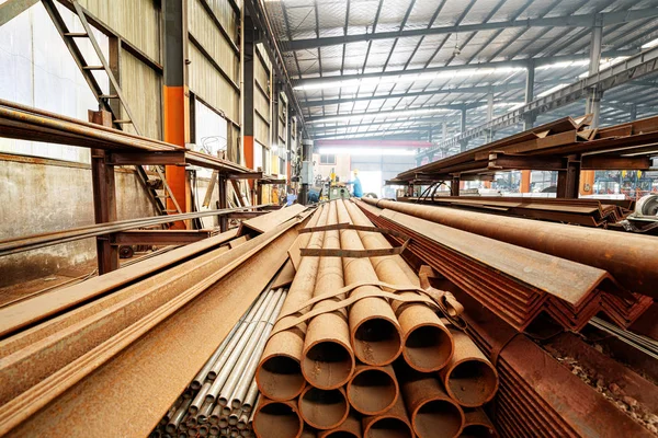 Stalen fabriek gestapeld staal — Stockfoto