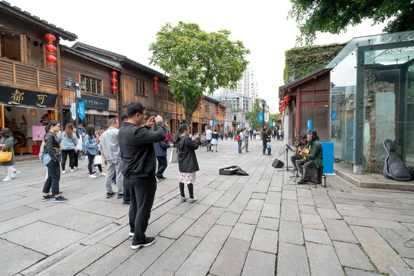 福州古商业街与流浪歌手 — 图库照片