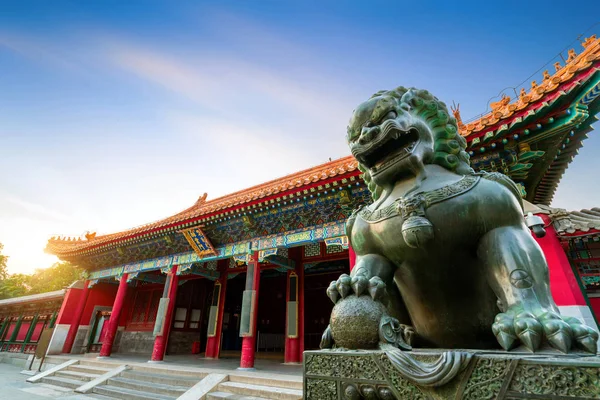 Klassisk arkitektur i Peking, Kina (kinesisk text är: Paiyun — Stockfoto