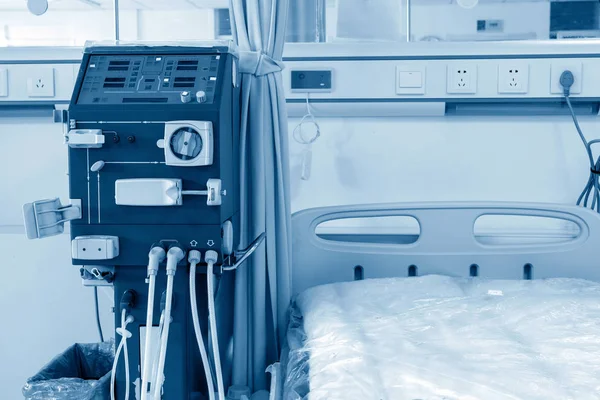 Hastane koğuşunda hemodiyaliz makinesi. — Stok fotoğraf