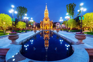 Ortaçağ kilise gece görünümü
