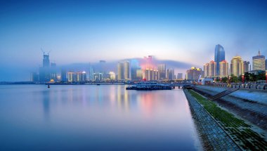 Çin Qingdao şehir gece görünümü
