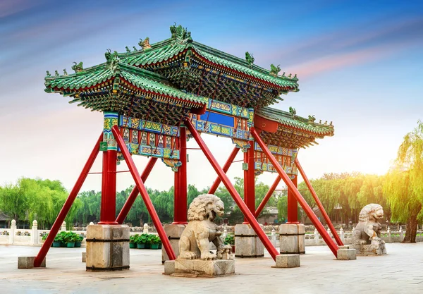 Paifang no Palácio de Verão em Pequim, China — Fotografia de Stock