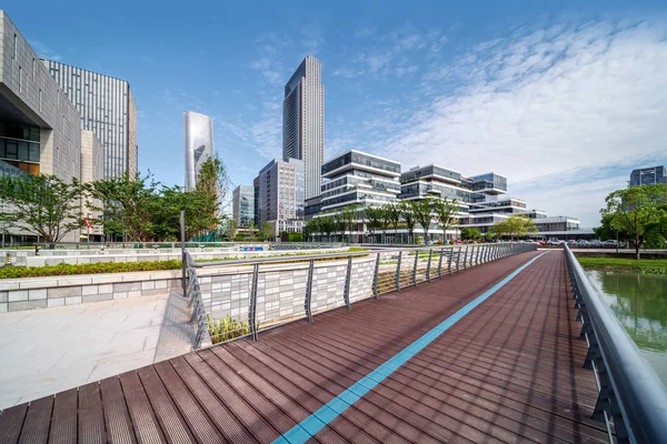 City square and skyscraper — Stock Photo, Image