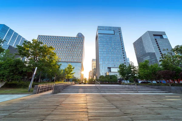 Stadtplatz und Wolkenkratzer — Stockfoto