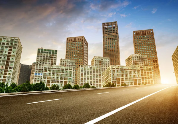 Die Autobahn in die Stadt lizenzfreie Stockbilder