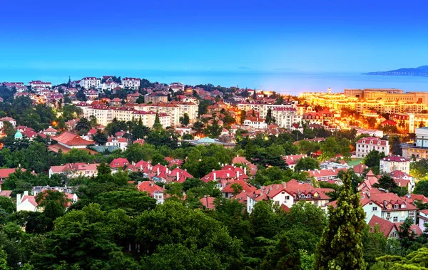 Φως της συνόδου κορυφής του Qingdao Bay στο Κινγκντάο, επαρχία Σανντόνγκ — Φωτογραφία Αρχείου