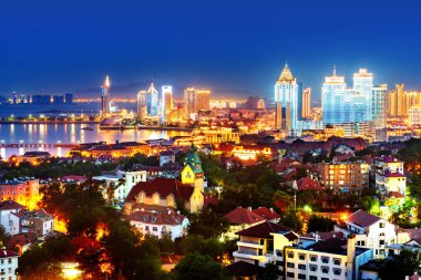 Qingdao, Shandong Eyaleti'ndeki Qingdao Körfezi Zirvesi Işığı