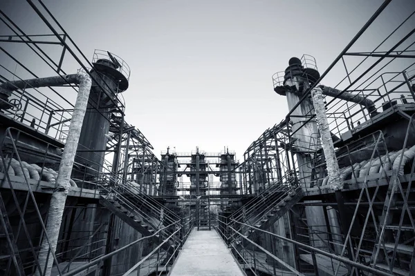 Abandoned factory and steam pipeline — Stock Photo, Image