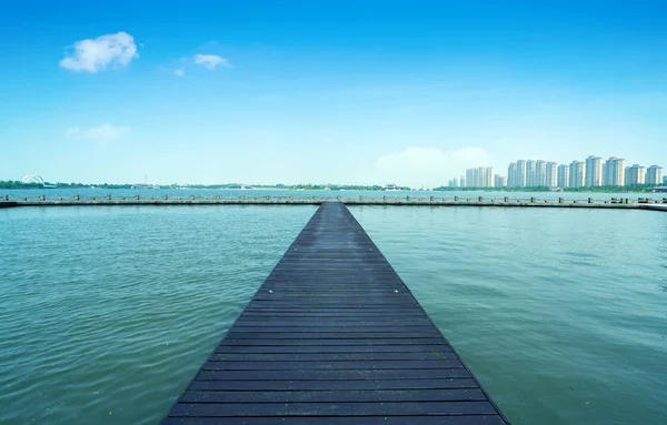 Göl ve ahşap yol — Stok fotoğraf