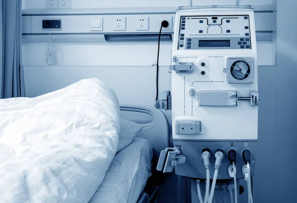 Máquina de hemodiálise em uma enfermaria hospitalar . — Fotografia de Stock