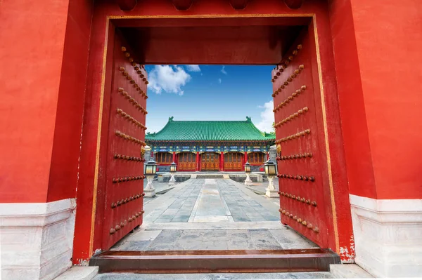 Starověké budovy v Pekingu, Čína. čínský text: Čai Palace — Stock fotografie