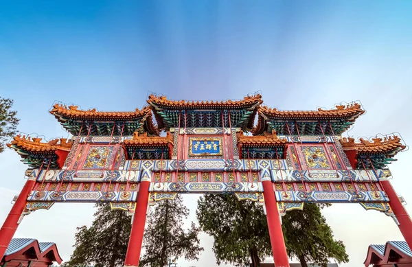 Paifang no Palácio de Verão em Pequim, China — Fotografia de Stock