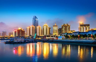 Çin Qingdao şehir gece görünümü