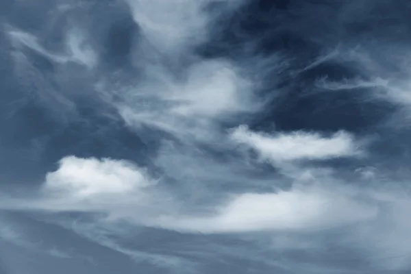 Himmel und dunkle Wolken — Stockfoto