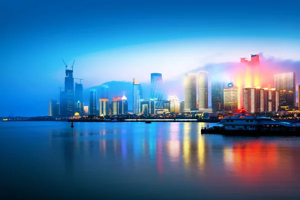 Qingdao cidade visão noturna da China — Fotografia de Stock