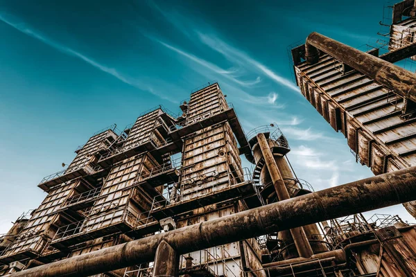 放棄された工場と蒸気パイプライン — ストック写真