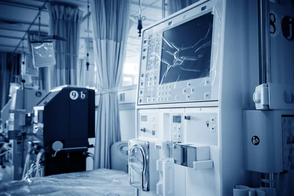 Máquina de hemodiálisis en una sala de hospital . Fotos De Stock