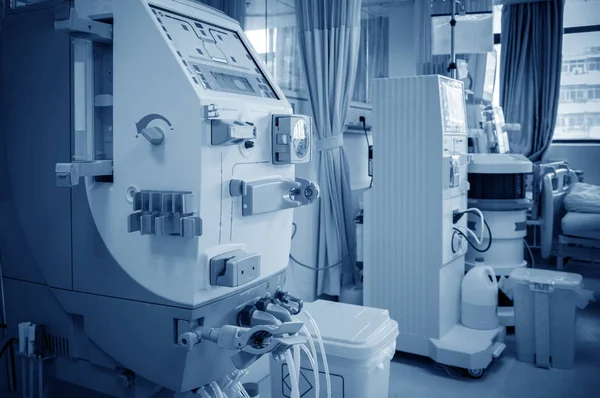 Hemodialyse machine in een ziekenhuisafdeling. Stockafbeelding