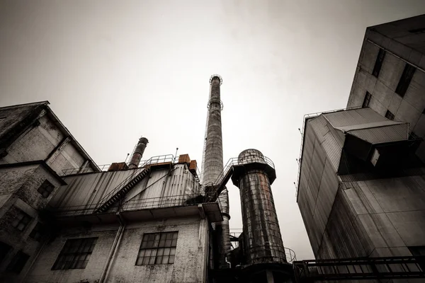 Terk edilmiş fabrika ve buhar boru hattı — Stok fotoğraf