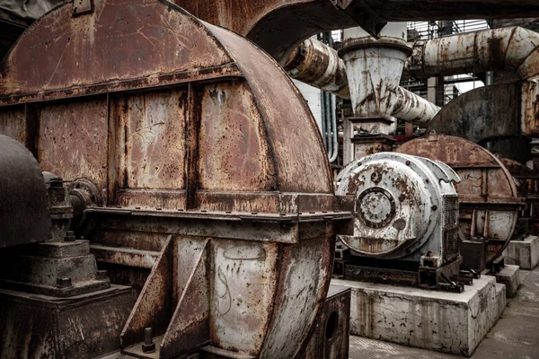 Abandoned factory and steam pipeline — Stock Photo, Image