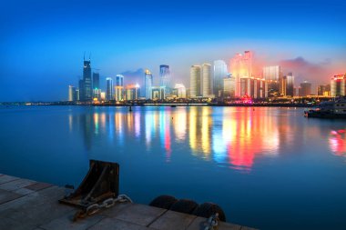 Çin Qingdao şehir gece görünümü