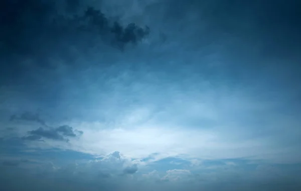 Céu e nuvens escuras — Fotografia de Stock