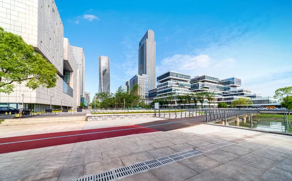 Stadsplein en wolkenkrabber — Stockfoto