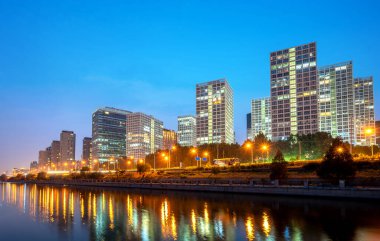 Beijing, Çin merkezi iş bölgesinde yer alan şehir manzarası Tonghui Nehri üzerinde.